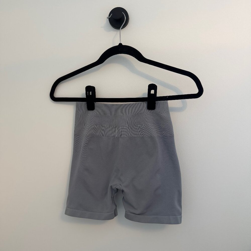 Alphalete | Amplify High-Rise Scrunch Short | Women's Small | Light Grey